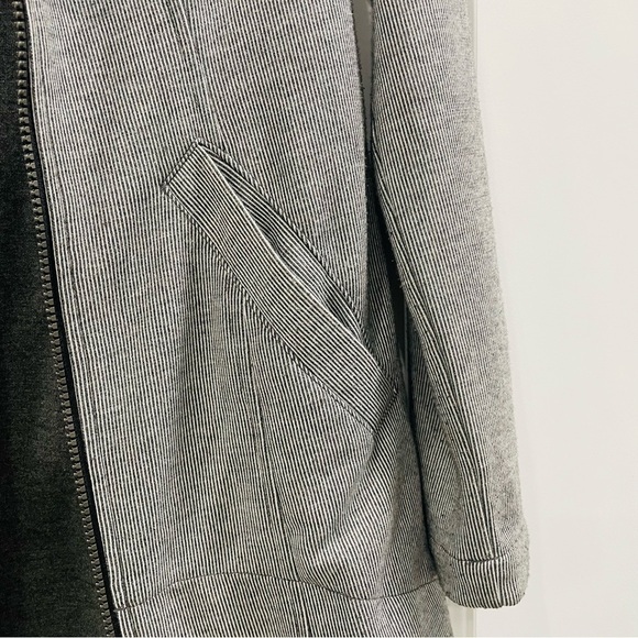 Cabi Grey White Stripe Back Zipper High Low Blazer Jacket Size XS - Picture 8 of 9